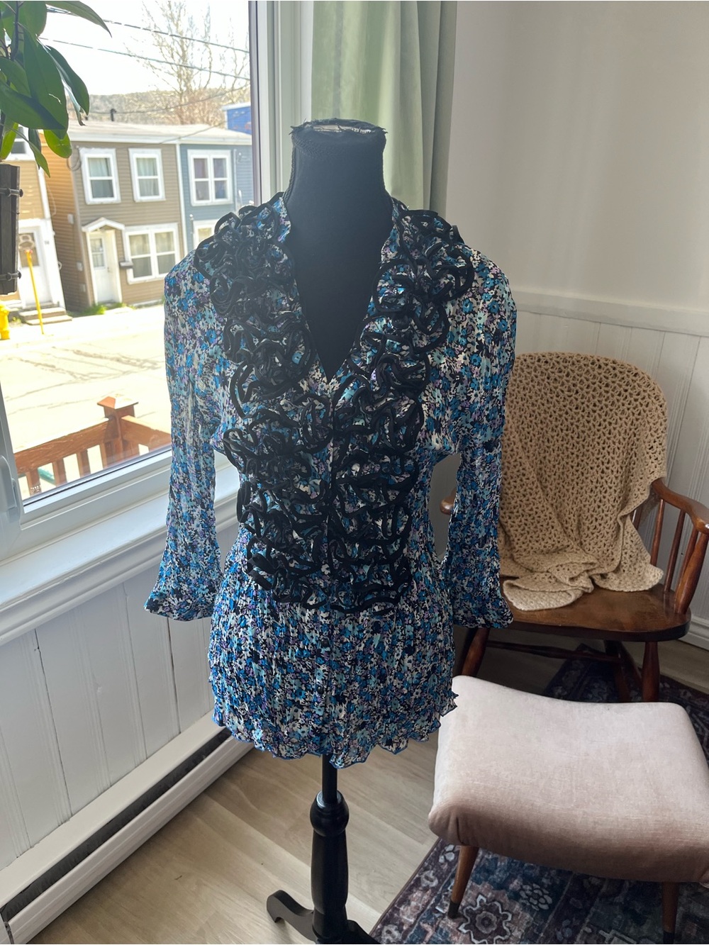 Women’s vintage Blue shear Floral Ruffle-Trim shirt size medium fit